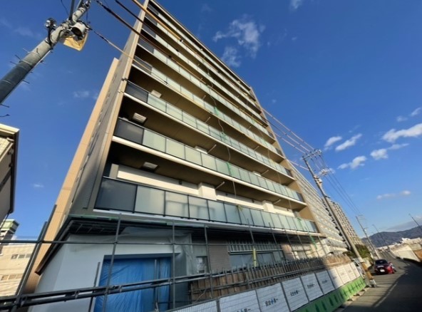 広島市南区南蟹屋のマンションの建物外観