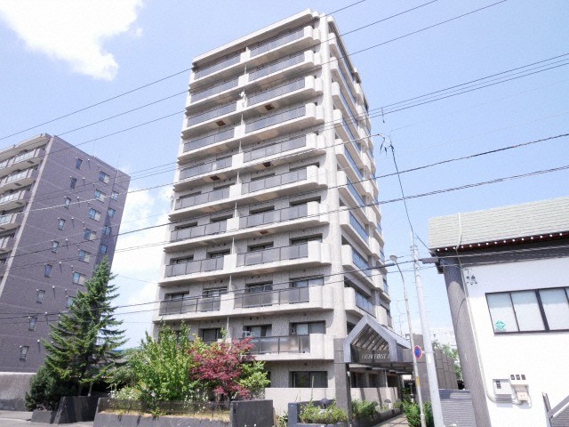 札幌市中央区南十三条西のマンションの建物外観