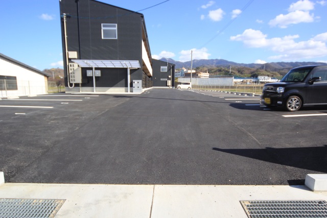 【松山市中西外のアパートの駐車場】