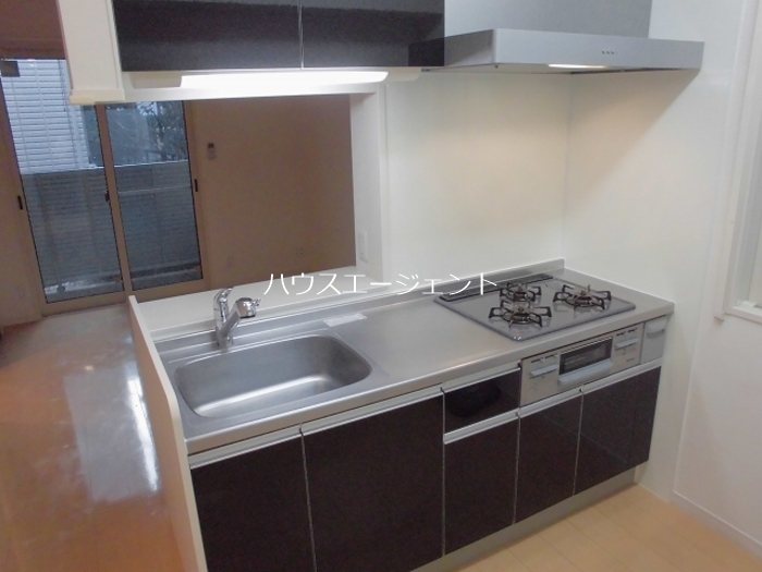 キッチン　３口ガスコンロ付のキッチンです