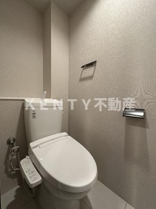 トイレ　落ち着いた色調のトイレです