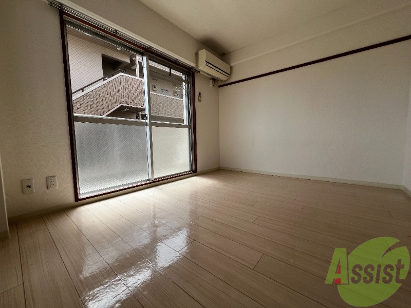 居室・リビング　６帖の洋室です。広々としているので快適に過ごせそうですね。