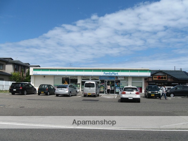 コンビニ　ファミリーマート（コンビニ）まで487m