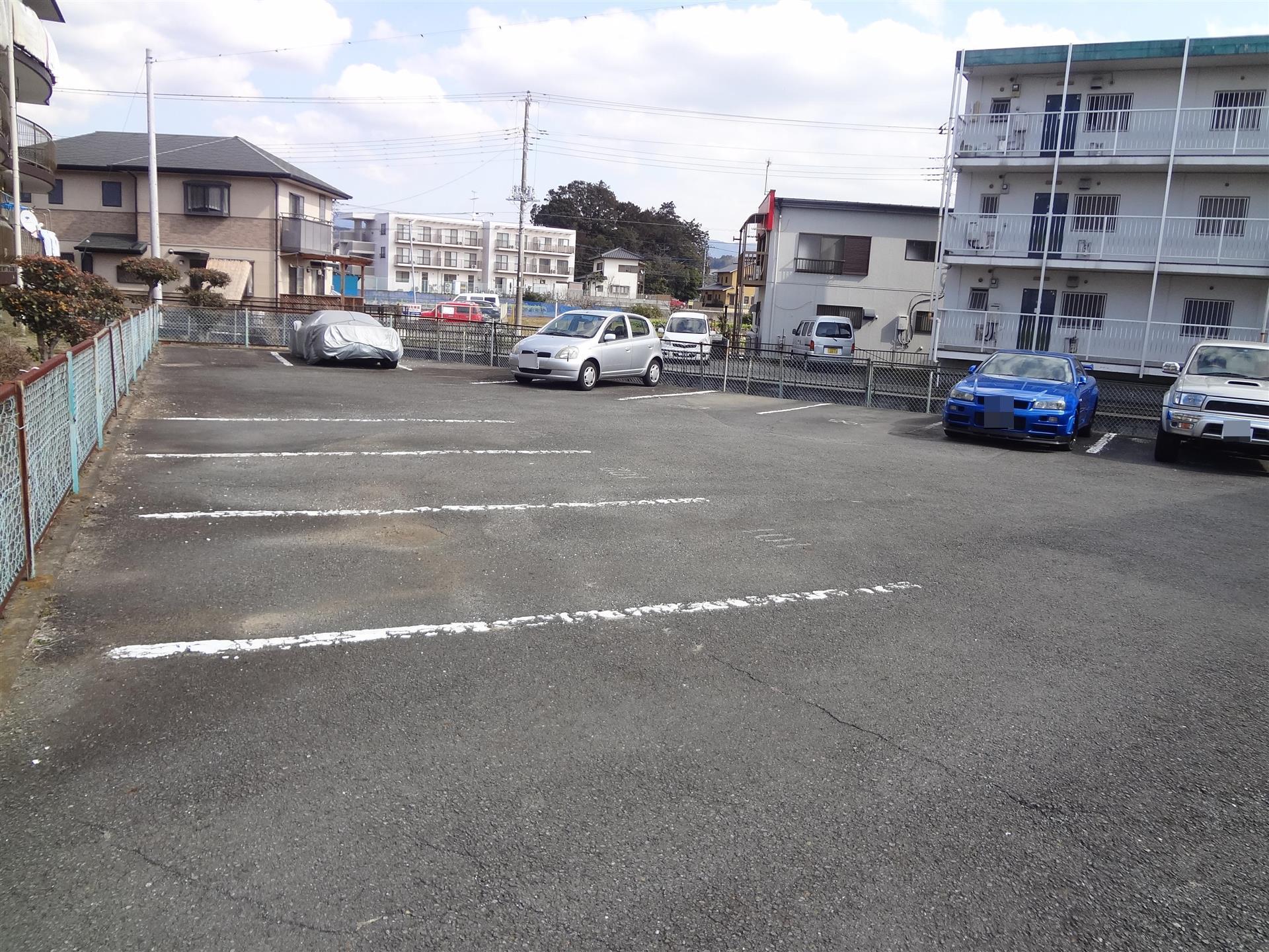 駐車場　駐車場は舗装済みです。
