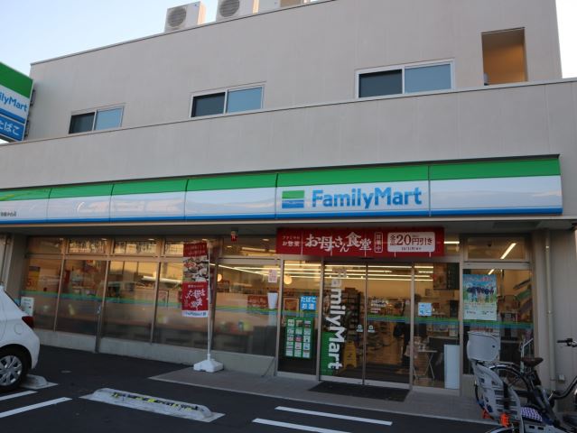 コンビニ　ファミリーマート（コンビニ）まで830m