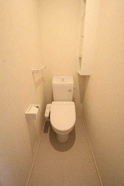 トイレ　※写真は別号室のものですので現状優先とさせていただきます