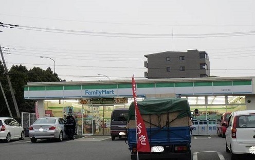 コンビニ　ファミリーマート（コンビニ）まで400m