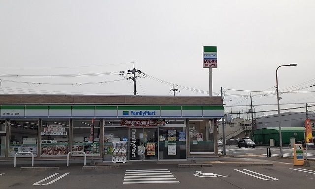 コンビニ　ファミリーマート様（コンビニ）まで400m