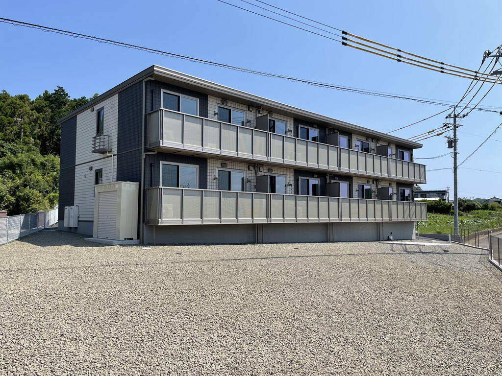 建物外観　ベランダ側外観。南向き、前面棟無しで、日当たりも風通しも良好