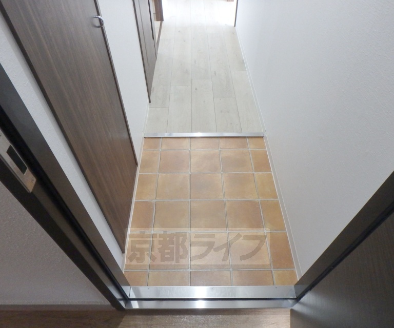 玄関　段差が低くて上がりやすい玄関です。