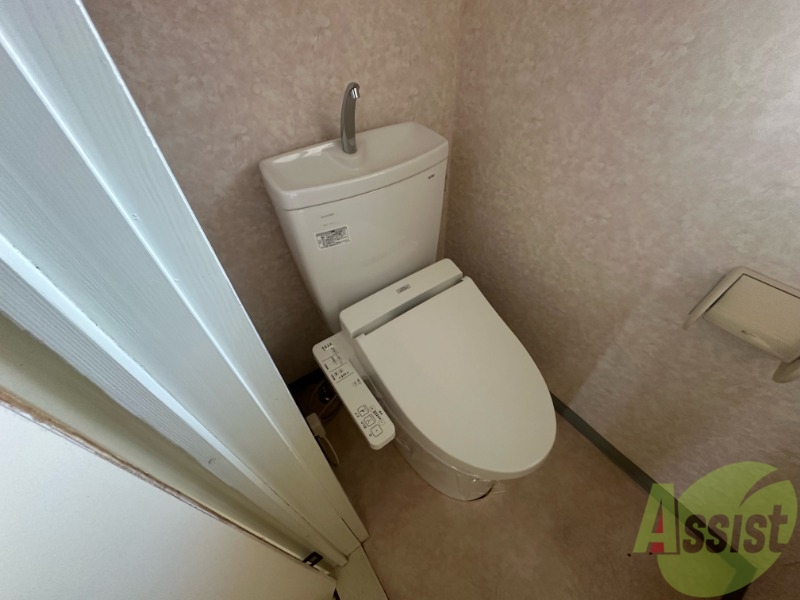 トイレ　温水洗浄便座付きのトイレは、使用しやすくうれしいですね。