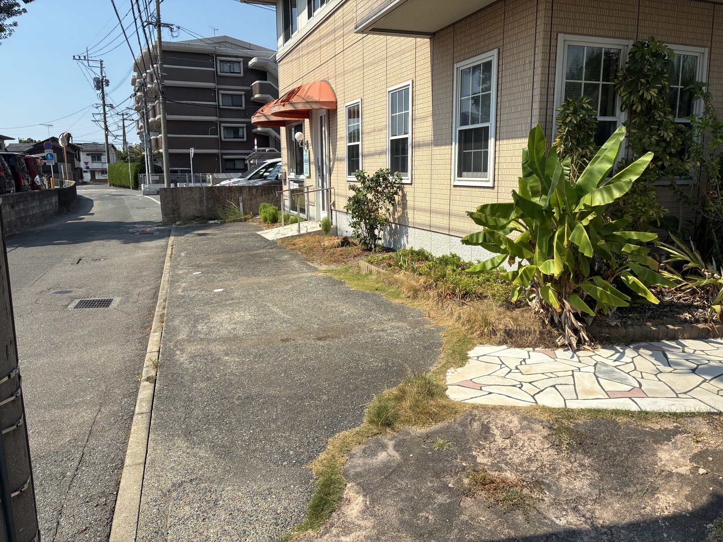 駐車場　建物全面に駐車可