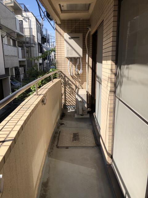 バルコニー　バルコニーからの眺めを楽しみながら食事．．．