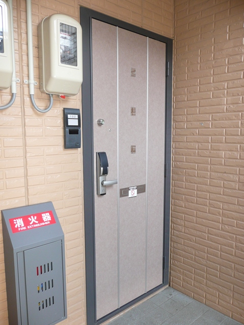 玄関　B102号室の写真を掲載しております。