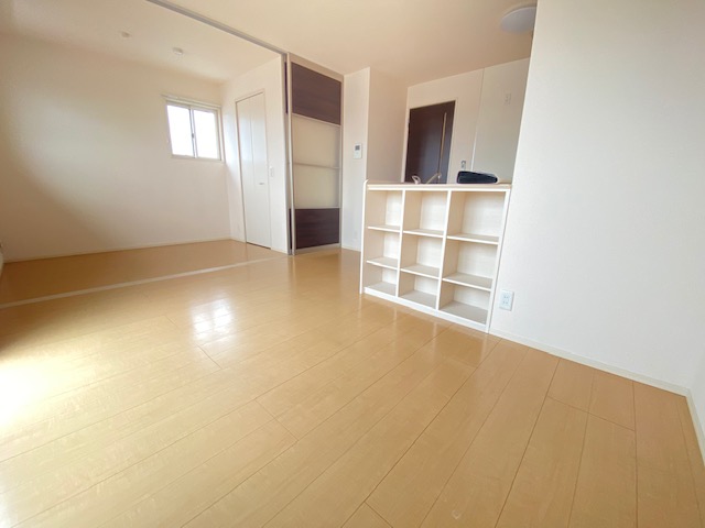 居室・リビング　出窓はありません