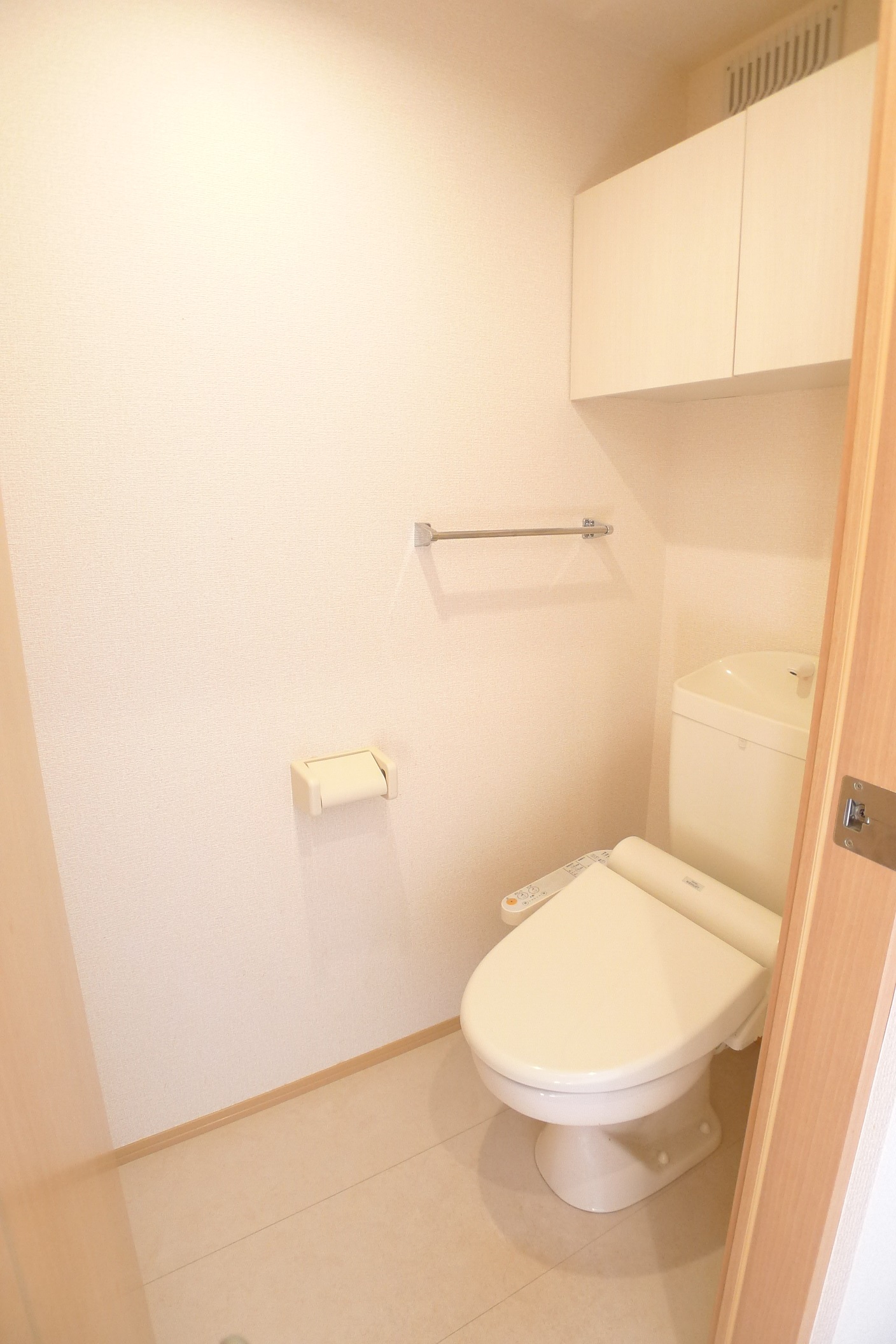 トイレ　同敷地内別の部屋のトイレになります。