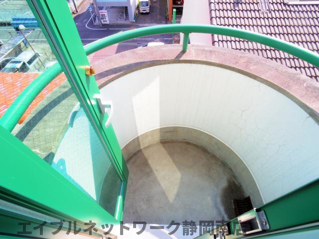 バルコニー　開放的で明るい空間を演出してくれるバルコニーです