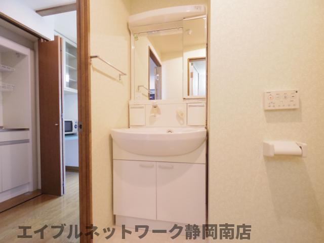 洗面設備　脱衣スペースもあります