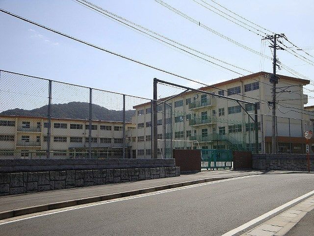 【北九州市小倉南区南方のマンションの小学校】