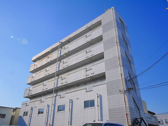 奈良市北之庄西町のマンションの建物外観