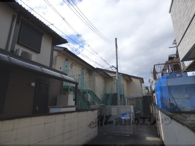 京都市西京区川島粟田町のアパートの建物外観