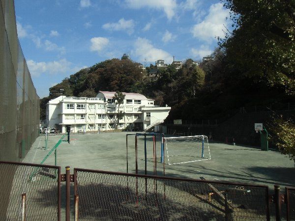 小学校　横須賀市立沢山小学校（小学校）まで351m