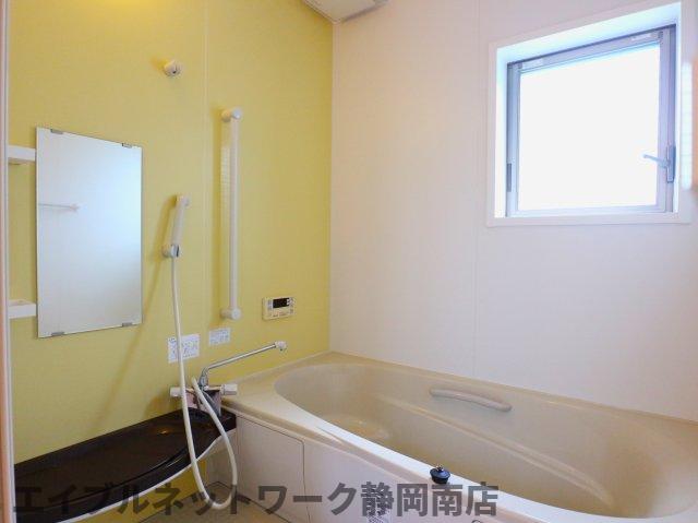 バス・シャワールーム　コンパクトで使いやすいお風呂です