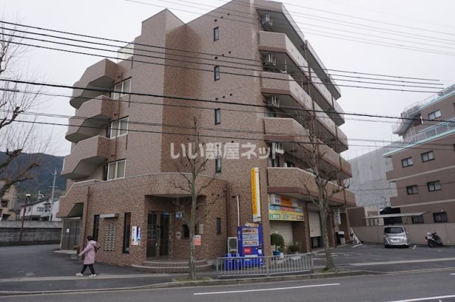 京都市伏見区醍醐構口町のマンションの建物外観