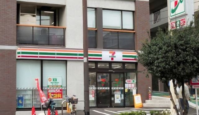 【新宿区南山伏町のマンションのコンビニ】