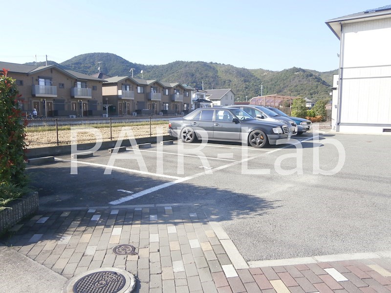 【姫路市広畑区才のアパートの駐車場】