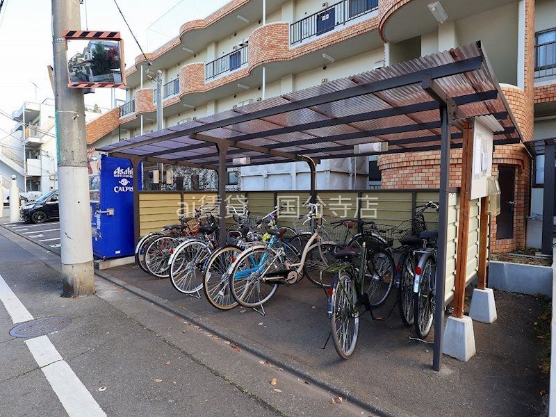 【国分寺市戸倉のマンションの駐車場】