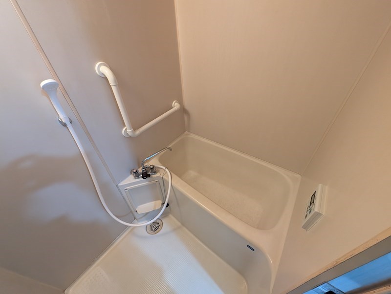 バス・シャワールーム　手摺付きでバリアフリーに配慮されたバスルーム