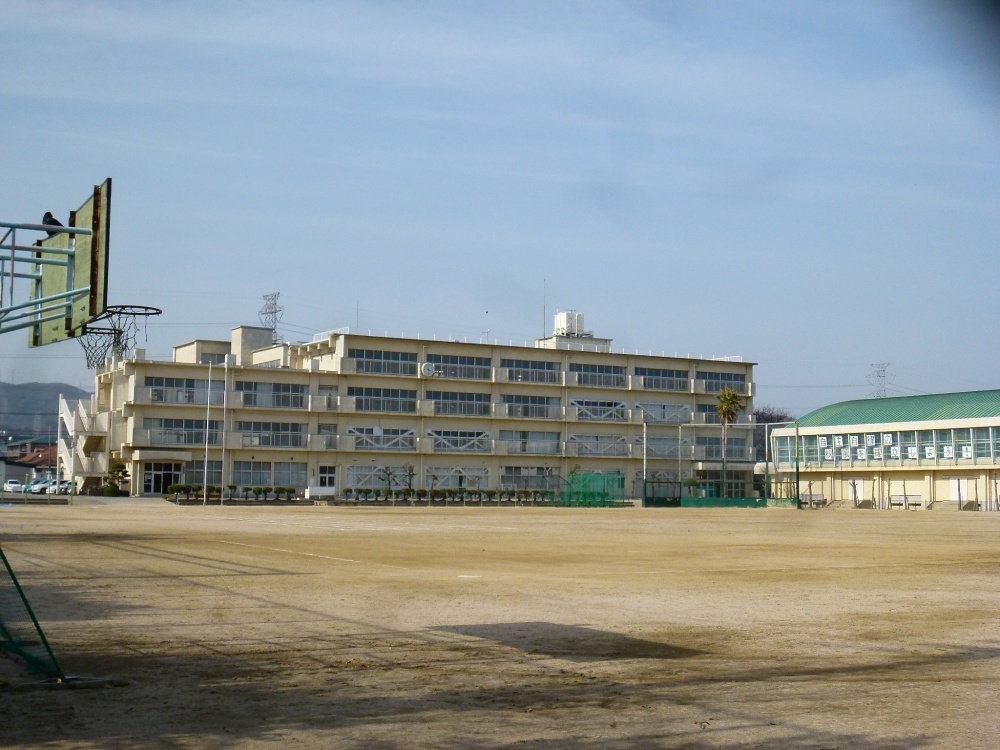 中学校　宝塚市立　安倉中学校（中学校）まで1244m