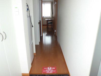 玄関　メイプルカラーのフローリングが美しいです。