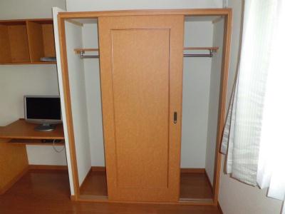 収納　丈の長い服も収納できるクローゼット。