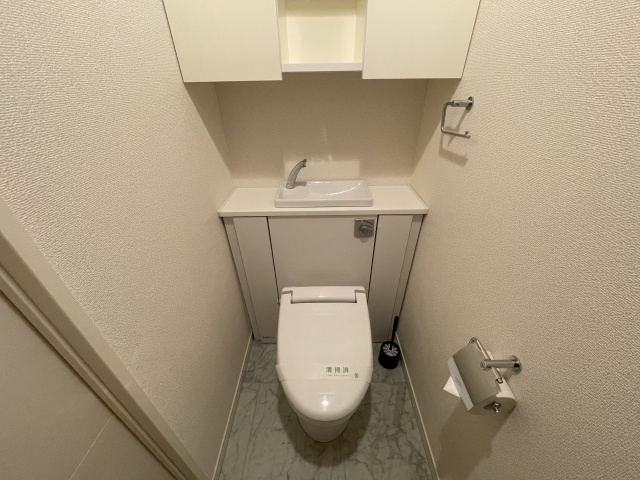 地下鉄西神・山手線 新神戸駅 徒歩7分 13階建 築21年のトイレ写真