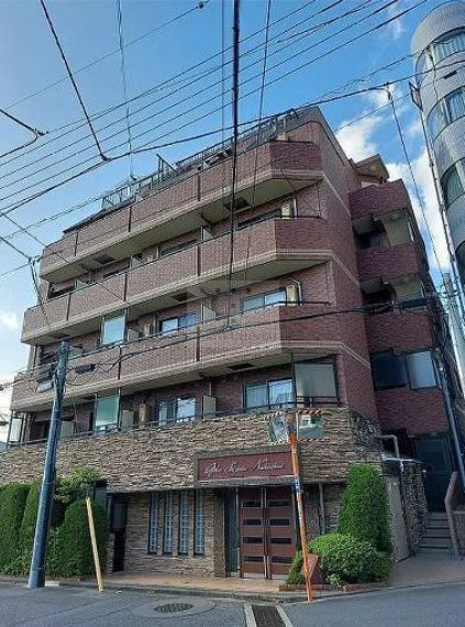 新宿区西落合のマンションの建物外観