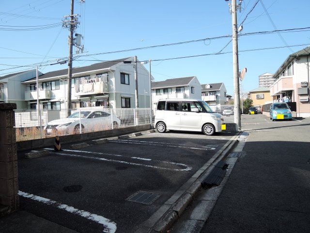 【泉佐野市鶴原のマンションの駐車場】