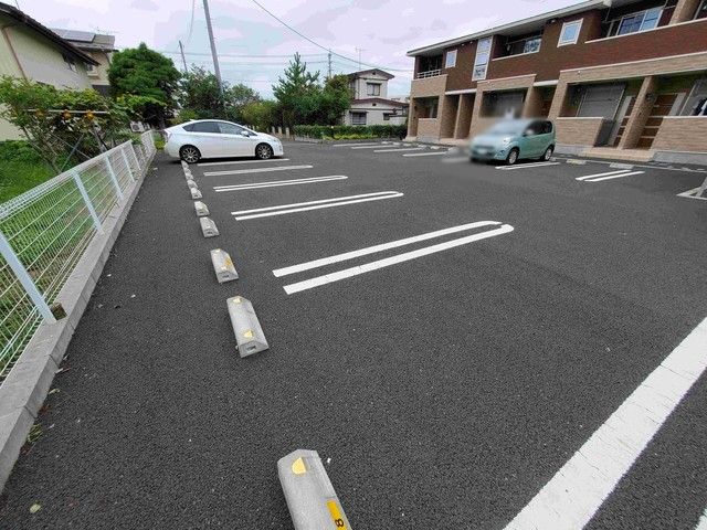 【角田市角田のアパートの駐車場】