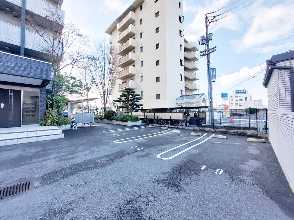 【松山市小坂のマンションの駐車場】