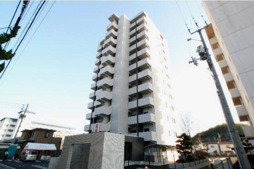 松山市小坂のマンションの建物外観