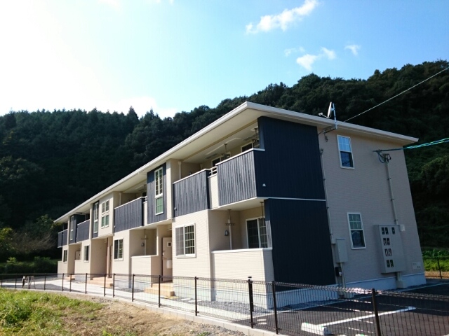 岡山市北区御津野々口のアパートの建物外観