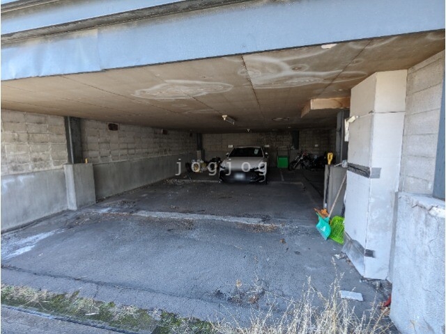 【札幌市西区八軒八条西のアパートの駐車場】