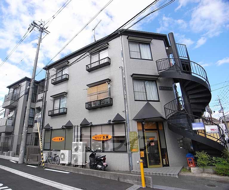 京都市伏見区深草越後屋敷町のマンションの建物外観