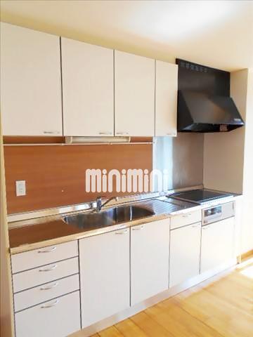 キッチン　収納ができる広々としたキッチンです。