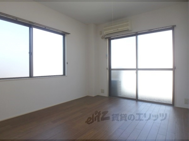 居室・リビング　２面窓のお部屋です。