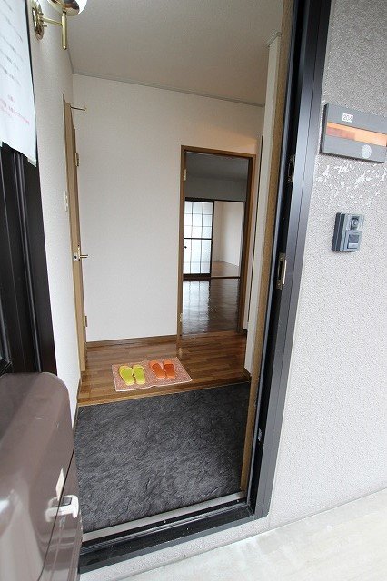 玄関　写真は別号室のものです。