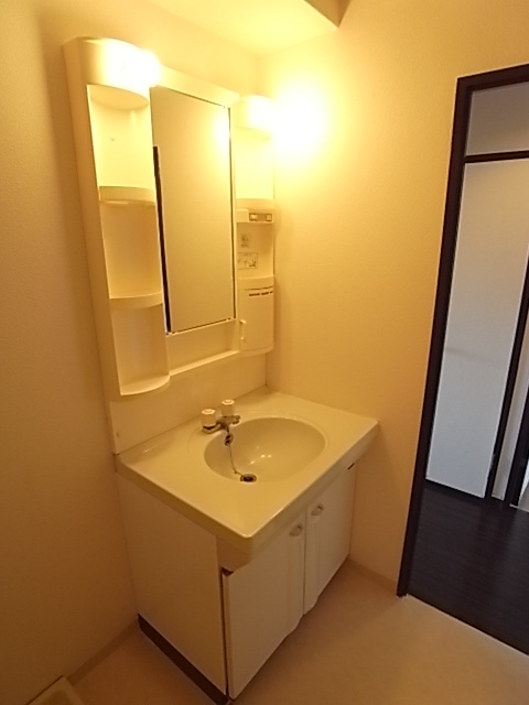 洗面設備　シャワー付き洗面台に変更