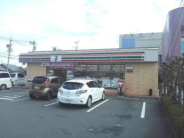 コンビニ　セブンイレブン（コンビニ）まで888m