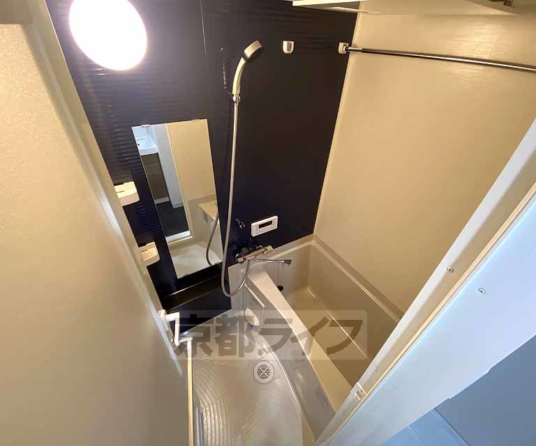 バス・シャワールーム　鏡のついた便利なお風呂